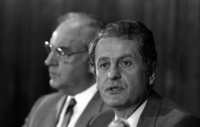 Uwe Barschel (li., Deutschland CDU Ministerpräsident Schleswig Holstein) und Bundeskanzler Helmut Kohl (Deutschland CDU) während einer Pressekonferenz in Bonn