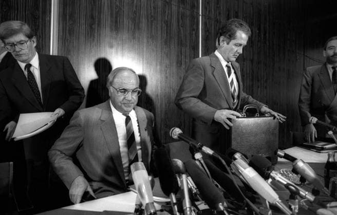 Uwe Barschel (re., Deutschland CDU Ministerpräsident Schleswig Holstein), Bundeskanzler Helmut Kohl (Mitte, Deutschland CDU) und Reinhard Metz (Deutschland CDU MdB) während einer Pressekonferenz in Bonn