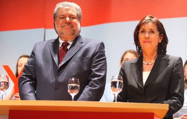 Kurt Beck (Deutschland SPD-Bundesvorsitzender Ministerpräsident Rheinland-Pfalz) zusammen mit SPD-Spitzenkandidatin Andrea Ypsilanti (Deutschland SPD Landesvorsitzende Hessen) anlässlich der SPD-Abschlusskundgebung am Rande des Hessischen Landtagswahlkampfes in Wiesbaden