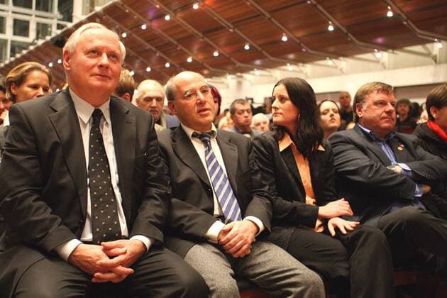 Fraktionsvorsitzende Oskar Lafontaine und Gregor Gysi sowie Janine Wissler (Mitglied im Parteivorstand) und Spitzenkandidat Willi van Ooyen (alle Deutschland Die Linke) anlässlich der Abschlußkundgebung zum Wahlkampf in Hessen