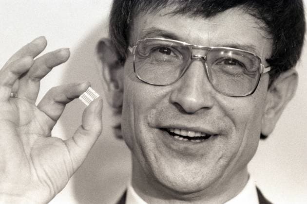 Heinz Riesenhuber (Deutschland CDU Bundesminister für Forschung und Technologie) präsentiert den Prototyp eines 4-Megabit-Speicherchips