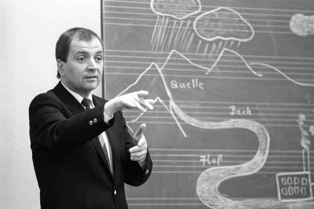 Bundesumweltminister Klaus Töpfer (Deutschland CDU) erklärt den Zusammenhang von - Quelle, Bach, Fluss - in Frankfurt am Main
