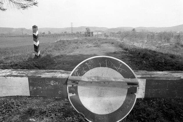 Schlagbaum an der innerdeutschen Grenze bei Neustadt