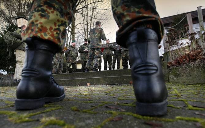 Stiefel eines Soldaten während einer Reservistenübung der Bundeswehr in Wernau
