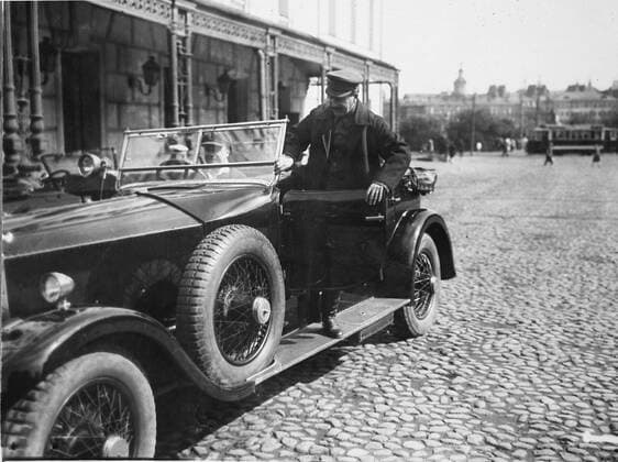 Joseph Stalin (re., Sowjetunion Vorsitzender ZK der WKP(b)) steigt ins Auto -  - NOxSUBAGENTS - SMA011-8