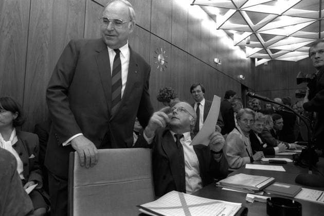 Bundeskanzler Helmut Kohl (li., Deutschland CDU) und Bundesarbeitsminister Norbert Blüm (Deutschland CDU) anlässlich einer CDU CSU-Fraktionssitzung