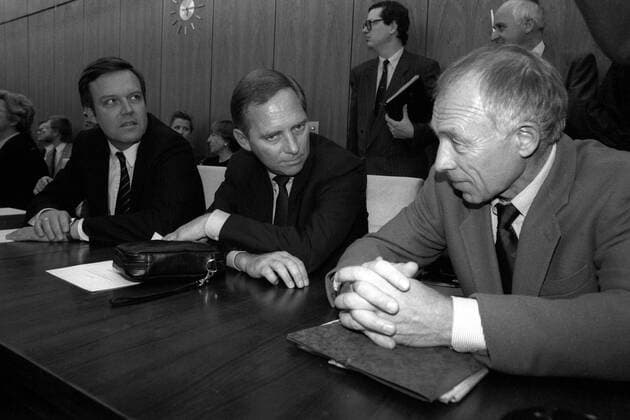 Heiner Geißler (re., Deutschland CDU-Generalsekretär), Wolfgang Schäuble (Deutschland CDU Bundesminister für besondere Aufgaben) und Volker Rühe (li., Deutschland CDU stellvertretender Vorsitzender CDU CSU-Bundestagsfraktion) anlässlich einer CDU CSU-Fraktionssitzung