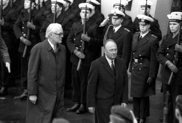Gerhard Stoltenberg (vorn li., Deutschland CDU Bundesverteidigungsminister) und Rupert Scholz (vorn re., Deutschland CDU) während der Amtsübergabe von Scholz an Stoltenberg anlässlich der Kabinettsneubildung in Bonn
