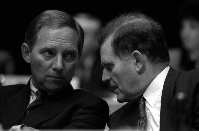 Bundesinnenminister Wolfgang Schäuble (Deutschland CDU) und Erwin Teufel (re., Deutschland CDU Fraktionsvorsitzender Baden-Württemberg) während des CDU-Landesparteitages in Karlsruhe