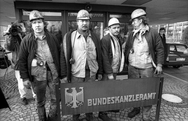 Bergarbeiter während einer Demonstration vor dem Bundeskanzleramt in Bonn