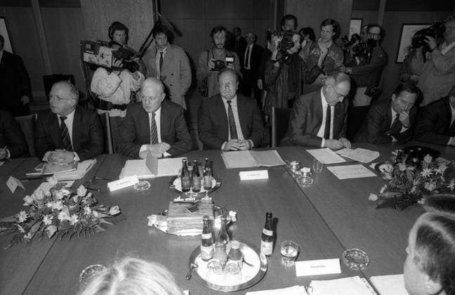 Teilnehmer der Stahlrunde (v.l.n.r.): Bundesarbeitsminister Norbert Blüm (CDU), Bundesfinanzminister Gerhard Stoltenberg (CDU), Bundeswirtschaftsminister Martin Bangemann (FDP), Bundeskanzler Helmut Kohl (alle Deutschland CDU) in Bonn