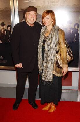 Schauspieler Stacy Keach mit Begleitung anlässlich der Premiere von - The Man Who Came Back - in Santa Monica