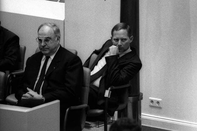 Bundeskanzler Helmut Kohl (Deutschland CDU) und Wolfgang Schäuble (re., Deutschland CDU Bundesminister für besondere Aufgaben) während einer Bundestagssitzung in Bonn