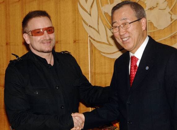 Sänger Bono (li., U2) und Ban Ki-moon (Südkorea UN-Generalsekretär) anlässlich eines gemeinsamen Treffens in New York -  (nyp2008021301)