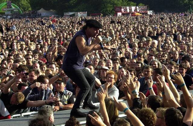 Sänger Brian Johnson (AC DC) während eines Konzerts in Leipzig