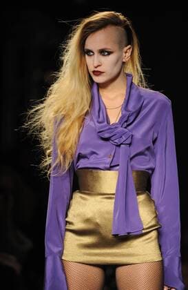 Model präsentiert eine Kreation von - Vivienne Westwood - anlässlich der Fashion Week in London  (LON20080214124)