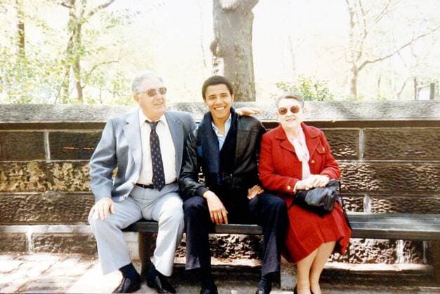 Barack Hussein Obama zusammen mit Großvater Stanley Dunham und Großmutter Madelyn in New York -  WAX20080220711