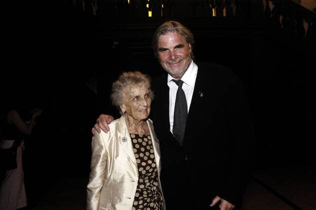Schauspieler Peter Simonischek mit seiner Mutter am Rande der Salzburger Festspiele 2004