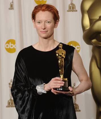 OSCARS: Beste Nebendarstellerin, Preisträgerinnen 2001-2010 Oscar-Preisträgerin Tilda Swinton (Schauspielerin) präsentiert ihre Trophäe anlässlich der 80. Annual Academy Awards 2008 in Hollywood -  (lap20080224036)