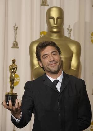 Oscar-Preisträger Javier Bardem (Schauspieler) mit Trophäe anlässlich der 80. Annual Academy Awards 2008 in Hollywood -  (lap20080224305)