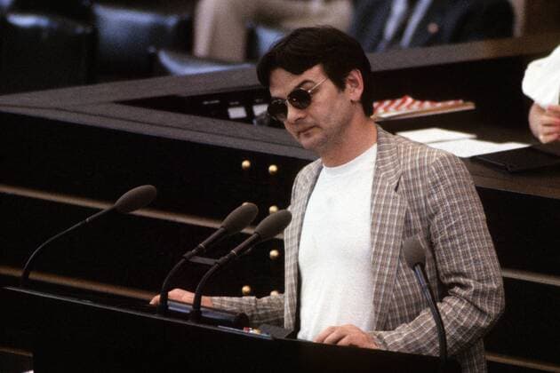Joschka Fischer (Deutschland Die Grünen) mit Sonnenbrille im Deutschen Bundestag in Bonn