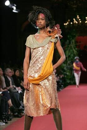 Model präsentiert eine Kreation aus der Herbst-Winter 2008 2009 Kollektion von Vivienne Westwood anlässlich der Pret-a-porter Modewoche in Paris -  (PAR20080225207)