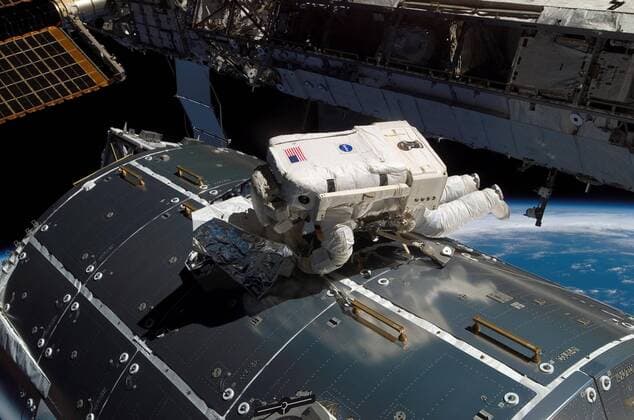 Astronaut Hans Schlegel beim Wechsel eines Nitrogen-Tanks am Columbus-Modul der Internationalen Raumstation ISS anlässlich der Mission STS-122 -  WAX20080226718