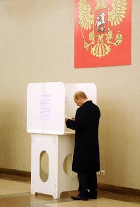 Präsident Wladimir Putin beim Ausfüllen der Stimmzettel in Moskau - Präsidentschaftswahlen in Russland 