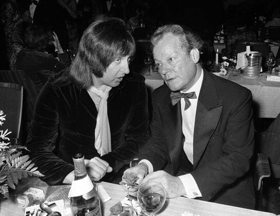 Les Humphries (li.) im Gespräch mit Bundeskanzler Willy Brandt (Deutschland SPD) während des Bundespresseballs in Bonn