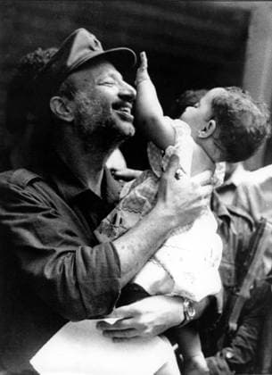 Yasser Arafat (PLO Chef) mit einem kleinen Mädchen in Beirut  (ARKARFT19820621007)