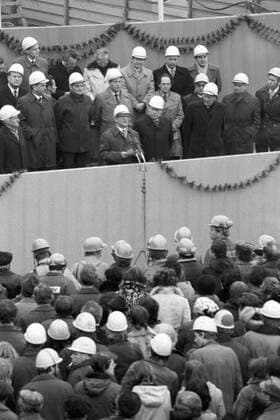 Staatsratsvorsitzender Erich Honecker (vorn Mitte, DDR SED) und Günter Mittag (vorn li., DDR SED Sekretär für Wirtschaft im ZK) auf der Tribüne zum Richtfest am Sport- und Erholungszentrum (SEZ) in Berlin Ost