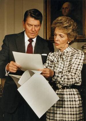 Präsident Ronald Reagan (USA) mit First Lady Nancy vor einer Rede in Washington D.C.  ARK1986091379