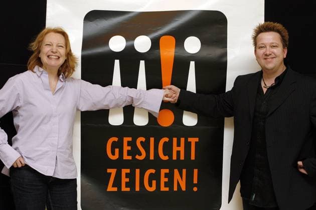 Schauspielerin Maren Kroymann (li.) und Sänger Sebastian Krumbiegel (Die Prinzen) während einer Pressekonferenz anlässlich der bundesweiten Aktionswoche - Gesicht zeigen - in Berlin