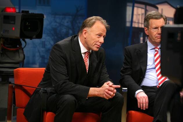 Jürgen Trittin (li., Deutschland Bündnis 90 Die Grünen Stellvertretender Vorsitzender Bundestagsfraktion) und Christian Wulff (Deutschland CDU Ministerpräsident Niedersachsen) während der Talkshow - Maybrit Illner - in Berlin