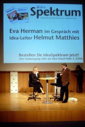 Autorin Eva Herman und Moderator Helmut Matthies während eines Interviews unter dem Motto - Treibjagd auf familiäre Werte - anlässlich der Buchmesse in Leipzig