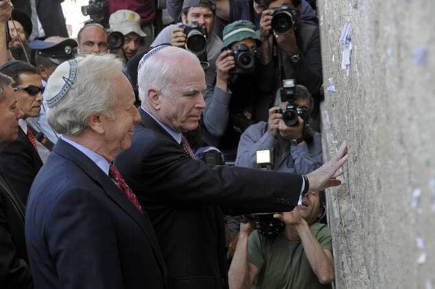 Präsidentschaftskandidat John McCain (re., USA Senator Arizona) anlässlich der Besichtigung der Klagemauer in Jerusalem -  (JER2008031904)