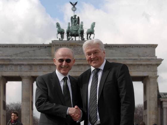 Außenminister Frank Walter Steinmeier (re.), Deutschland und Willy Lemke (Deutschland UN Sonderbeauftragter für Sport im Dienste von Entwicklung und Frieden) während eines Pressetermins zu seinem Amtsantritt in Berlin