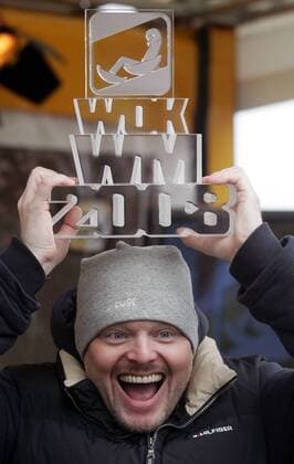Moderator Stefan Raab präsentiert den Pokal der Wok WM 2008 in Altenberg