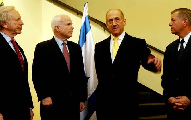 Präsidentschaftskandidat John McCain (2.v.li., USA Republikaner Senator Arizona), Ministerpräsident Ehud Olmert (2.v.re., Israel), Joe Lieberman (li., USA Demokraten Senator Connecticut) und Lindsay Graham (USA Republikaner Senator South Carolina) anlässlich eines Treffens in Jerusalem -  WAX20080319206