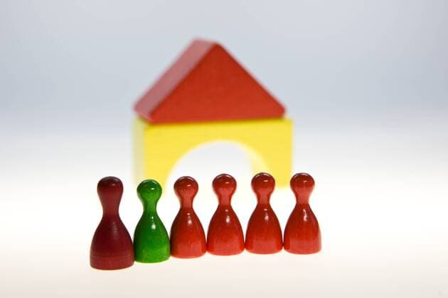  Spielsteine symbolisieren die rot-rot-grüne Koalition - iblmox00736002