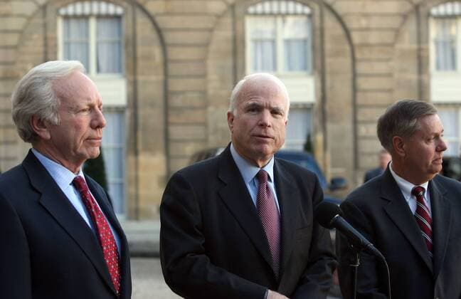 Präsidentschaftskandidat John McCain (Mitte USA Republikaner Senator Arizona) und Joe Liebermann (li.) bei einer Pressekonferenz anlässlich seines Besuchs in Paris - 