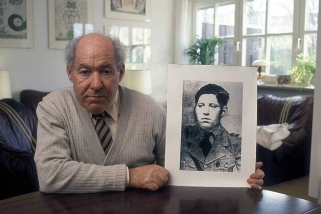 Schriftsteller Sally Perel mit einem Bild als Hitlerjunge Salomon
