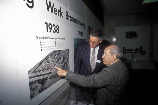 Schriftsteller Sally Perel (re.) und Burkhard Welkener (Geschäftsführer Volkswagenwerk Braunschweig) im VW-Werk Braunschweig