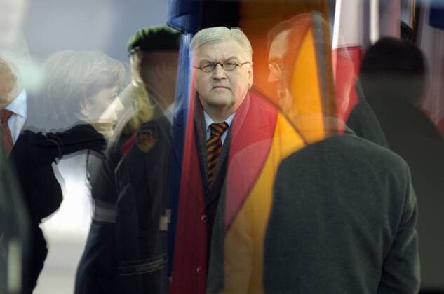 Bundesaußenminister Frank Walter Steinmeier (Mitte, Deutschland SPD) inmitten der Spiegelbilder von Bundeskanzlerin Angela Merkel (li., Deutschland CDU) und Bundesverteidigungsminister Franz Josef Jung (re., Deutschland CDU) anlässlich des 6. deutsch französischen Ministerrats in Berlin
