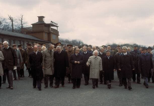 Hermann Axen (2.v.re., DDR Politbüro des ZK der SED) und Werner Krolikowski (4.v.li., DDR SED Erster Stellvertreter des Vorsitzenden des Ministerrats der DDR) mit Gästen zum 40. Jahrestag der Befreiung des KZ Buchenwald anlässlich einer Gedenkfeier in Buchenwald