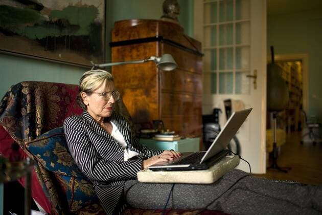 Literaturwissenschaftlerin Silvia Bovenschen in ihrer Wohnung in Berlin