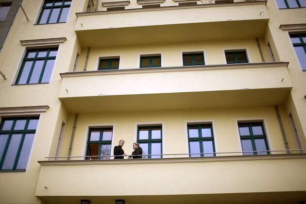 Jürgen Trittin (li., Deutschland Bündnis90 Die Grünen Stellvertretender Vorsitzender Bundestagsfraktion) im Gespräch mit Reinhard Bütikofer (Deutschland Bündnis90 Die Grünen Bundesvorsitzender) in der Parteizentrale in Berlin