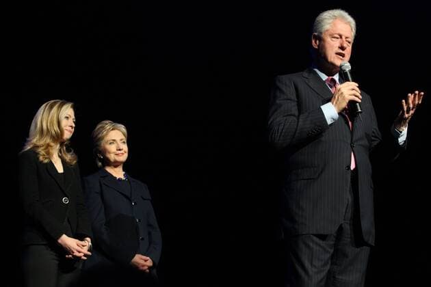Präsidentschaftskandidatin Hillary Rodham Clinton (Mitte, USA Demokraten Senatorin New York) mit Tochter Chelsea und Ehemann Bill Clinton (alle USA) während einer Wahlkampfveranstaltung in New York -  - WAX20080409701