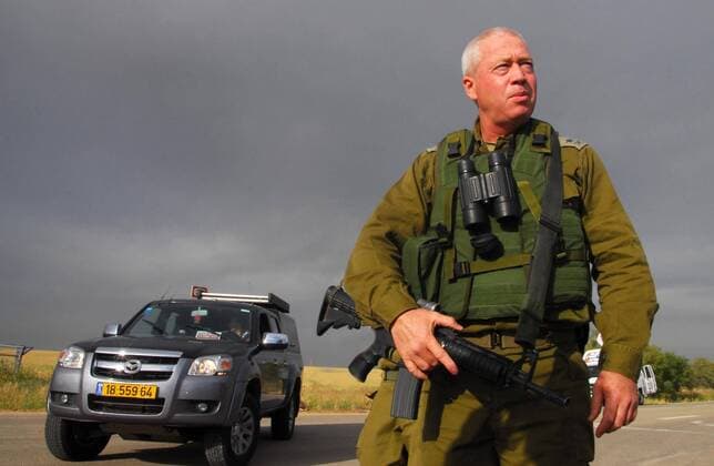 Kommandeur Yoav Galant (Israel Defense Forces Southern Command) besichtigt die Lage nachdem militante Palästinenser in das Terminal des Grenzübergangs Nachal Oz im nördlichen Gazastreifen eindrangen - Gaza 