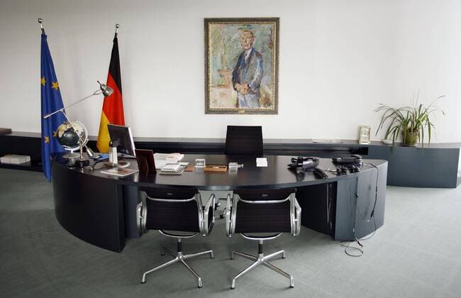 Büro von Bundeskanzlerin Angela Merkel im Bundeskanzleramt in Berlin